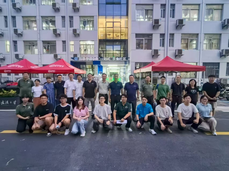 宿舍楼下合影.png